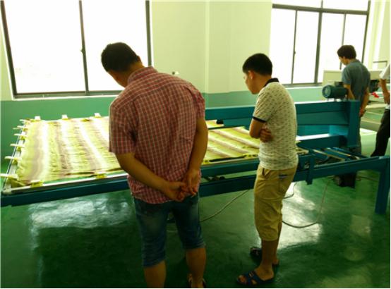 客戶觀看機(jī)器工作現(xiàn)場